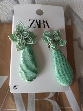 Pendientes largos Zara flor verde