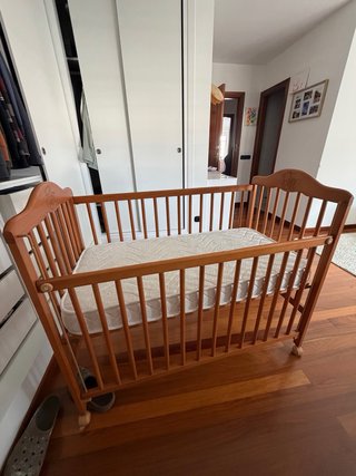 Cuna de madera con osito tallado