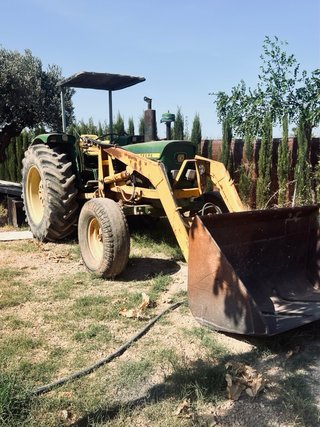 Tractor John Deere con pala