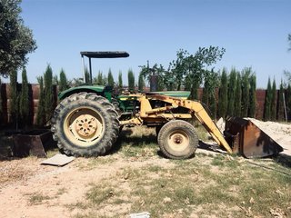 Tractor John Deere con pala