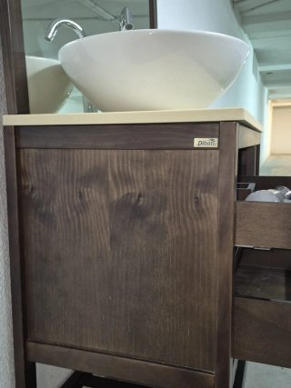 Mueble de baño con lavabo y espejo