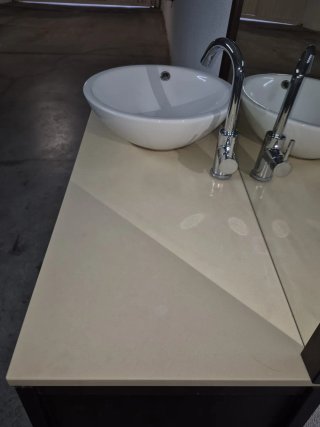 Mueble de baño con lavabo y espejo
