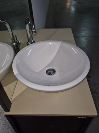 Mueble de baño con lavabo y espejo