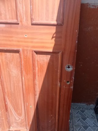 Puerta de madera de piso