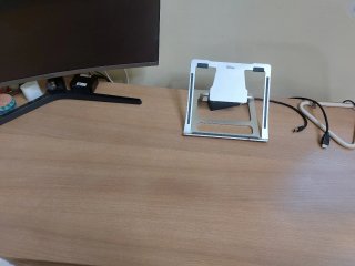 Escritorio madera y blanco