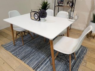 Mesa con 4 sillas nuevas de fábrica