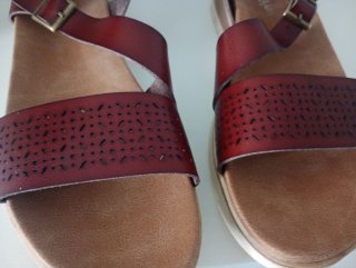 Sandalias de tiras cruzadas con hebilla