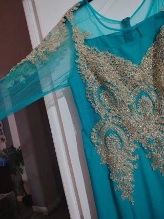 Vestido turquesa bordado dorado estilo árabe