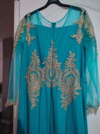 Vestido turquesa bordado dorado estilo árabe