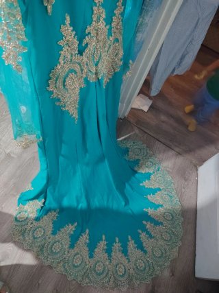 Vestido turquesa bordado dorado estilo árabe