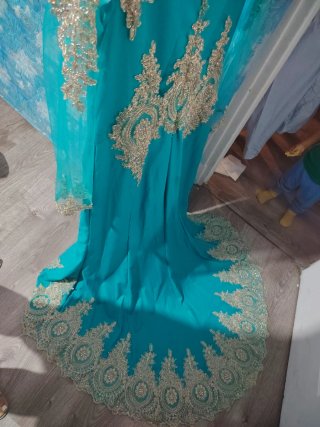 Vestido turquesa bordado dorado estilo árabe