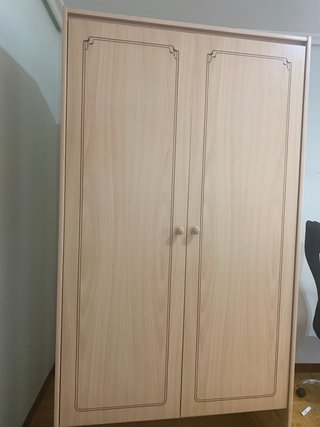Armario de madera beige y marrón