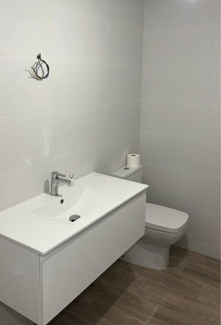Mueble de baño con lavabo blanco
