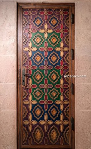 Puerta de madera de cedro con diseño colorido