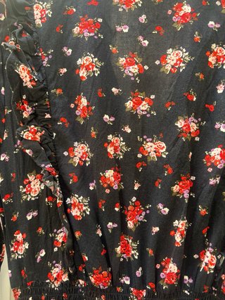 Vestido Stradivarius floral negro talla L
