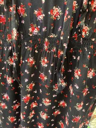 Vestido Stradivarius floral negro talla L