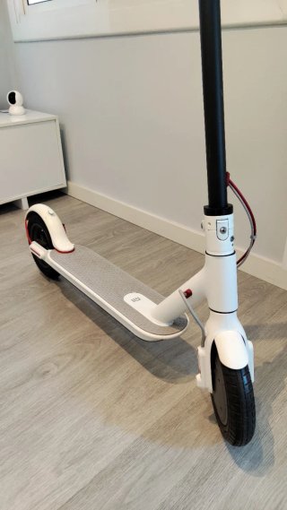 Patinete Eléctrico Xiaomi M365 Blanco y Negro.