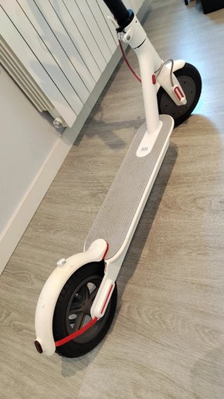 Patinete Eléctrico Xiaomi M365 Blanco y Negro.