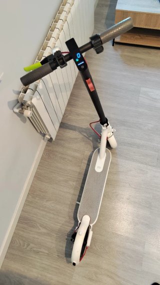 Patinete Eléctrico Xiaomi M365 Blanco y Negro.