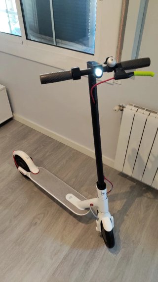 Patinete Eléctrico Xiaomi M365 Blanco y Negro.