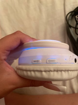 Auriculares blancos con luces LED
