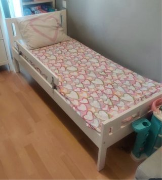 Cama infantil blanca con barandilla