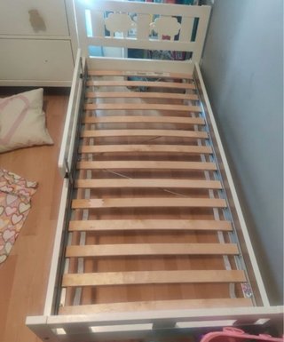 Cama infantil blanca con barandilla