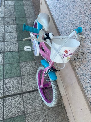 Bicicleta infantil rosa con cesta