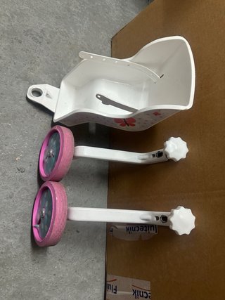 Bicicleta infantil rosa con cesta