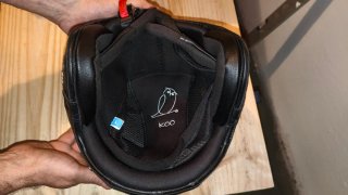 Casco Moto Cuero Negro con Insignia