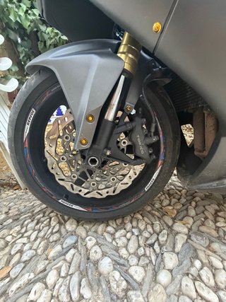 Moto Deportiva Negra y Gris