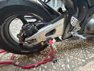 Moto Deportiva Negra y Gris