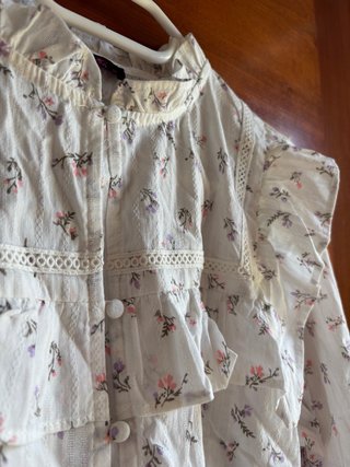 Blusa blanca con flores rosas y lilas