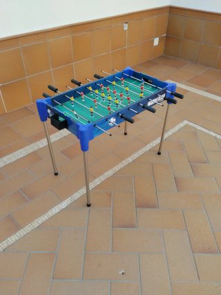 Futbolín azul con jugadores rojos y amarillos