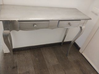 Mueble recibidor plateado con espejo