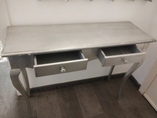 Mueble recibidor plateado con espejo