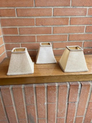 Lámpara de techo beige y dorada