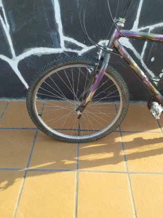 Bicicleta de montaña morada