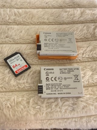 Canon EOS 600D + 2 objetivos + accesorios