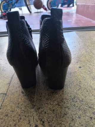 Botines negros efecto piel serpiente