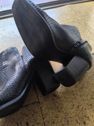 Botines negros efecto piel serpiente