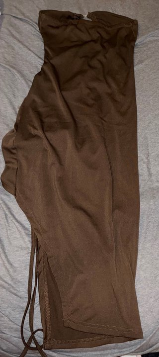 Vestido marrón strapless con fruncido