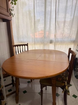 Mesa redonda de madera con 3 sillas y un taburete