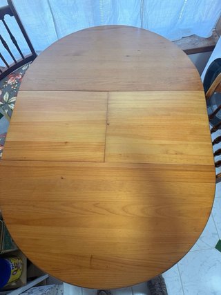 Mesa redonda de madera con 3 sillas y un taburete