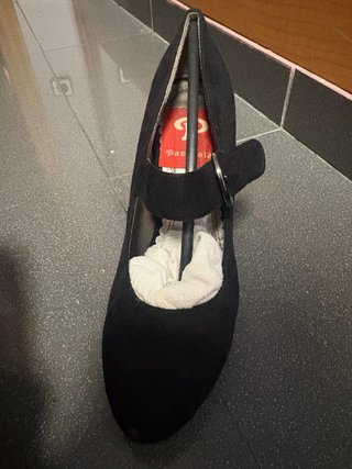 Zapatos de tacón negros con tira