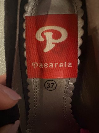 Zapatos de tacón negros con tira