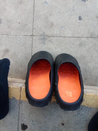 Chanclas negras con detalles naranjas