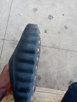 Chanclas negras con detalles naranjas