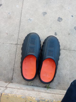 Chanclas negras con detalles naranjas