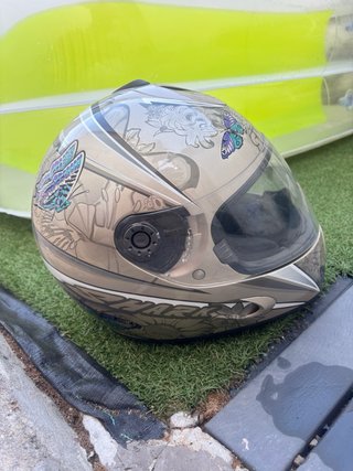 Casco de moto Shark con diseño de mariposas